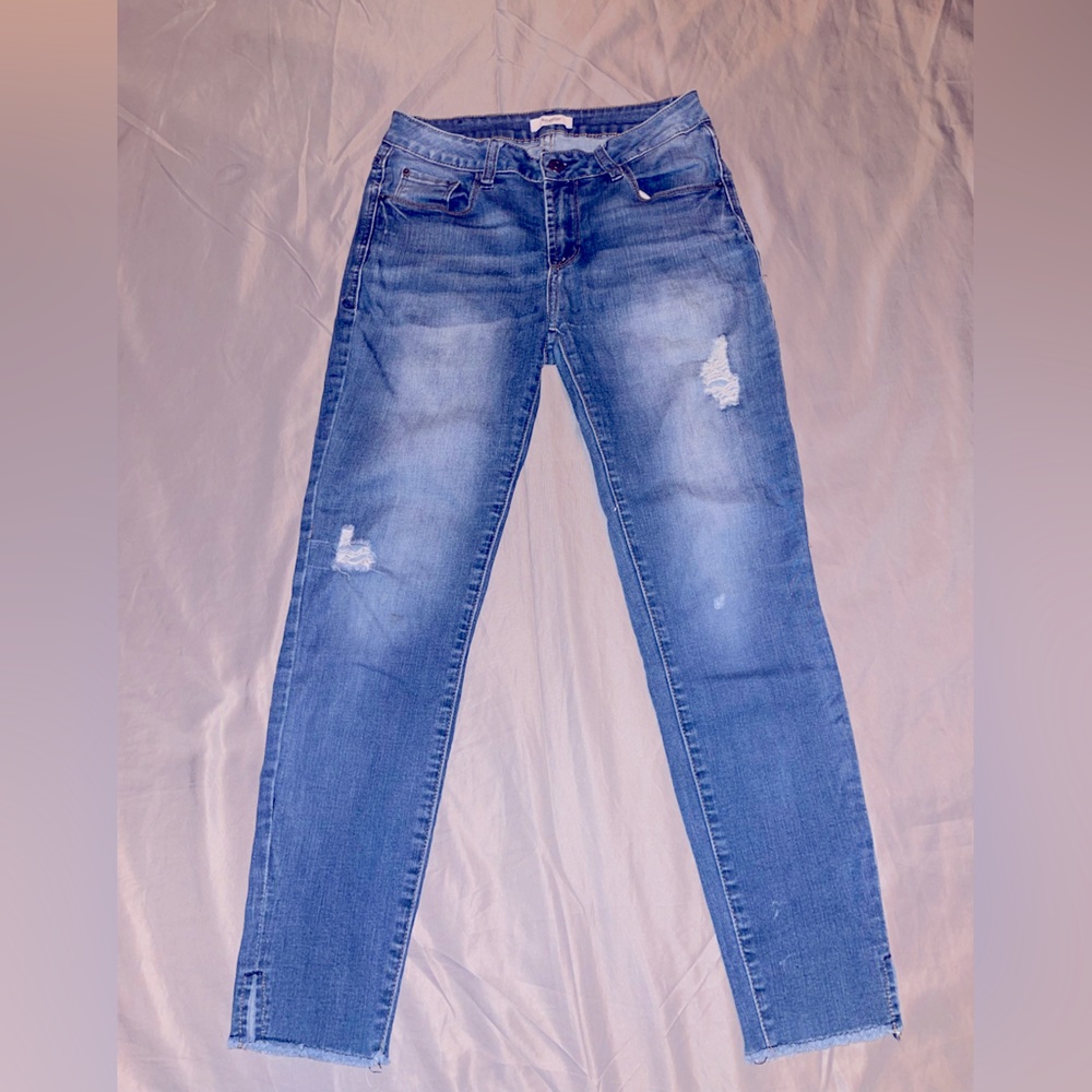 Cute frayed bottom Kenzie jeans that will compliment every body type.